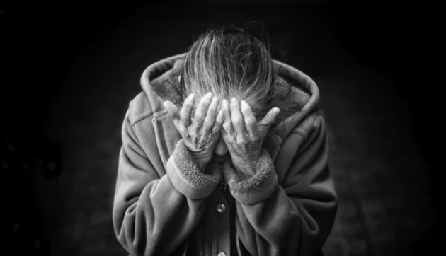 “Visual representation of brain silhouette with smog particles surrounding – illustrating the impact of air pollution on brain health.”